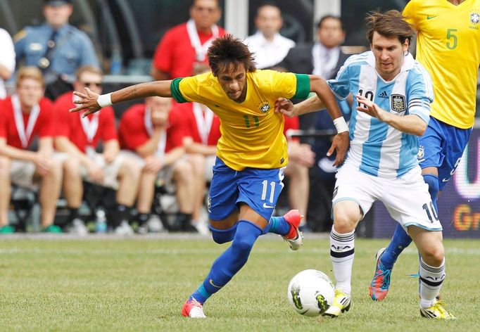 Brazilský fotbalista Neymar a Argentinec Lionel Messi běží za míčem během přátelského utkání hraném v USA.