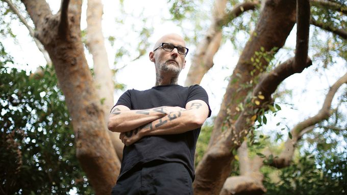 Moby za pandemie vydal mimo jiné album na prestižním labelu Deutsche Grammophon. Na desce Reprise symfonická aranžmá jeho skladeb hraje budapešťský orchestr.