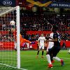 fotbal, Evropská liga 2018/2019, FC Sevilla - Slavia Praha, vyrovnávací gól Slavie na konečných 2:2