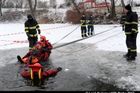 Procházel se po zamrzlém rybníce, prolomil se pod ním led. Zachránili ho hasiči