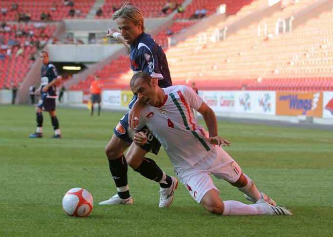 Jaroslav Černý a Jalal Hosseini v osobním souboji před brankou Iránu.