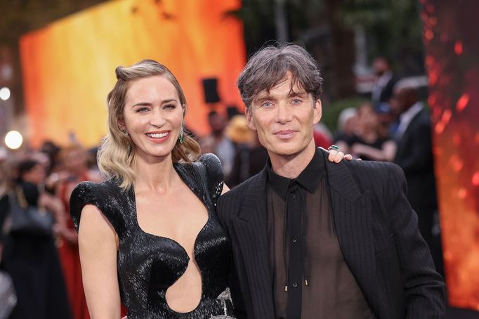 Herečka Emily Blunt a její kolega Cillian Murphy v reakci na zahájení stávky opustili čtvrteční londýnskou premiéru filmu Oppenheimer (na snímku).