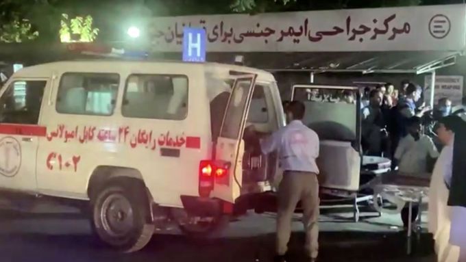 Záchranáři zraněné odvezli do kábulských nemocnic.