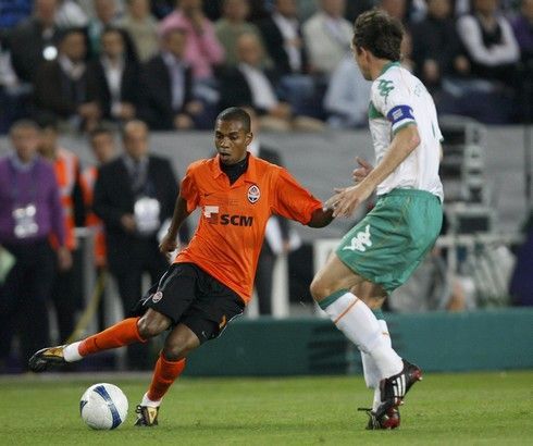 Luiz Adriano v souboji s Frankem Baumannem