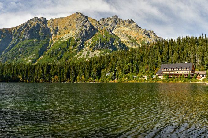 Panorama části Bášťského hřebene nad Popradským plesem, kde se v lednu 1974 utrhla osudová lavina, vpravo je vidět Hotel Popradské pleso, kde oběti před tím bydlely.