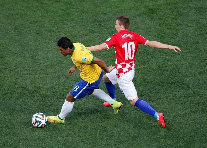 Brazil's Paulinho (L) fights for the ball with Croatia's Luka Modric during the 2014 World Cup opening match between Brazil and Croatia at the Corinthians arena in Sao Pa