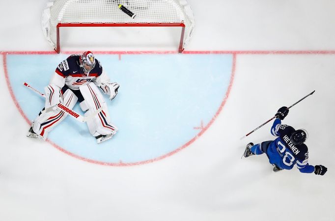 MS 2017, Finsko-USA: Mikko Rantanen slaví gól na 1:0 do sítě Jimmyho Howarda