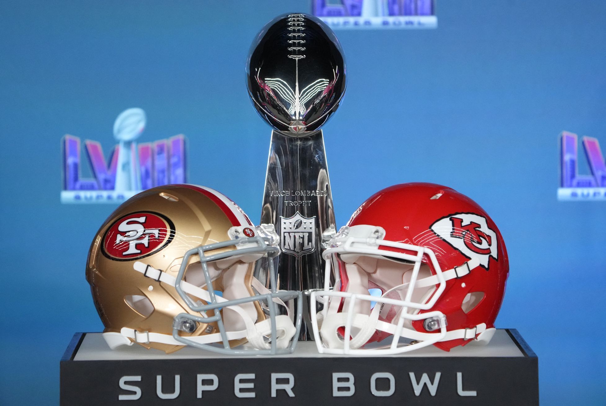 Helmy San Francisca 49ers a Kansasu City Chiefs před Super Bowlem LVIII