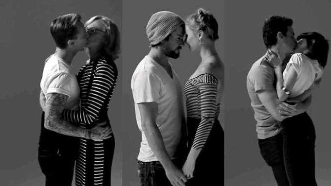 Deset nezámých párů vyzkoušelo první polibek