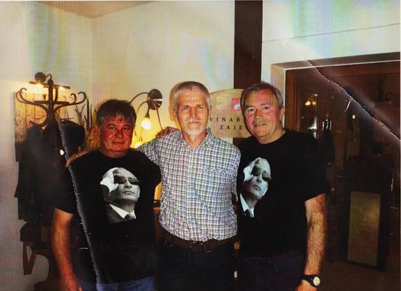 Fotografie Petra Pavla s údajnými fanoušky Vladimira Putina. Podle Pavla jde o fotomontáž.