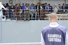 Italská pobřežní stráž dopadla 1800 uprchlíků, pět nepřežilo