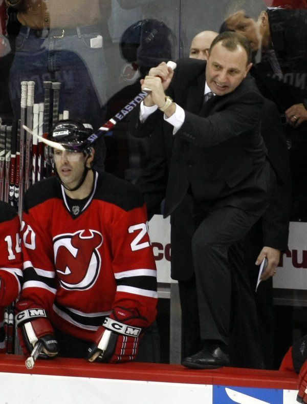 Udělám vám z toho kůlničku na dříví! Trenér New Jersey Brent Sutter mlátí hokejkou do hrazení poté, co rozhodčí odmítnul uznat gól jeho svěřenců.