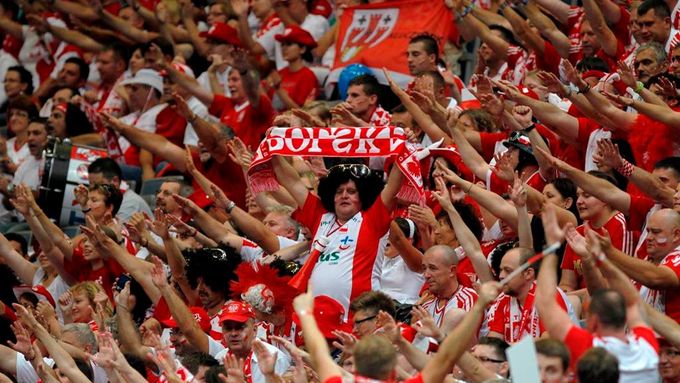 Takhle polští fanoušci dováděli na evropském šampionátu ve volejbale. Nepohrdnou však ani hokejem.