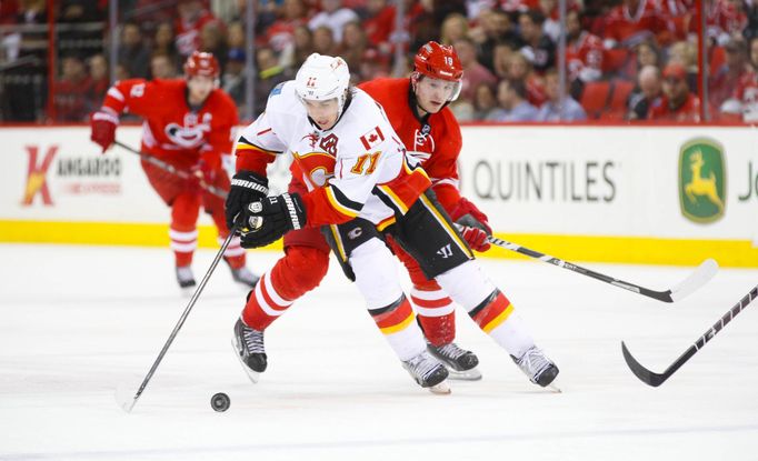 NHL: Calgary Flames vs Carolina Hurricanes (Tlustý a Backlund)