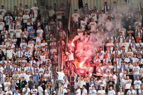 Lavina Baníkovců zaplavila Slovácko. Pyrotechnika, konflikt s policií, zadržení i krásné choreo