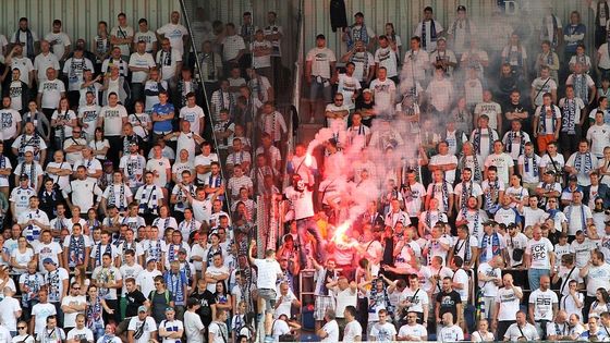 Lavina Baníkovců zaplavila Slovácko. Pyrotechnika, konflikt s policií, zadržení i krásné choreo