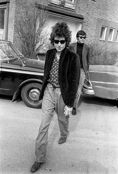 Robbie Robertson (vzadu) a Bob Dylan roku 1966 na turné ve Švédsku.