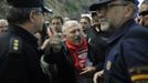 The miners' union leader, Jose Angel Fernandez Villa (C) argues with police officers at a thermal power plant entrance in Abono, near Gijon, northern Spain, June 5, 2012. REUTERS/Eloy Alonso (SPAIN - Tags: POLITICS CIVIL UNREST BUSINESS EMPLOYMENT) Published: Čer. 5, 2012, 1:20 odp.