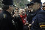 Vůdce vzbouřených havířů Jose Angel Fernandez Villa emotivně diskutuje s policisty.