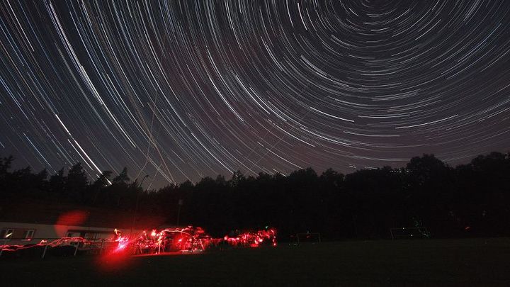 Noční obloha se navždy změní, varují vědci. Příliš rychle na ní přibývají satelity