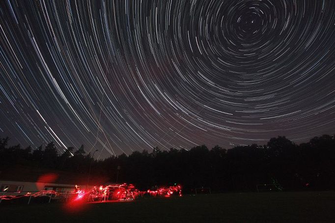 Stopy hvězd nad Manětínskem. Jedná se o jednu z mála českých oblastí relativně tmavé oblohy.