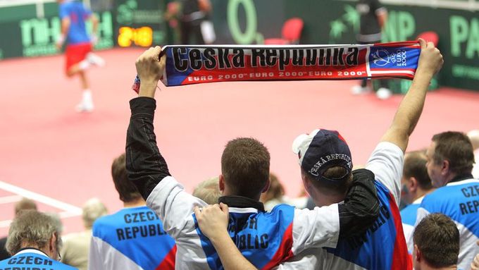 Fanoušci v českých dresech při zápase Tomáše Berdycha s Gilesem Simonem.