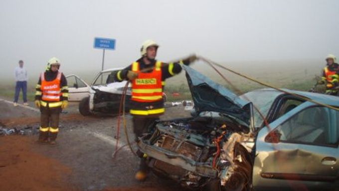 Hasiči zasahují u nehody mezi Krnovem a Opavou.