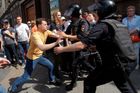 Ruská policie zatkla na nepovoleném opozičním protestu v Moskvě přes tisíc lidí