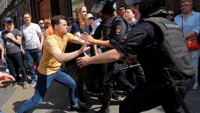Ruská policie použila proti demonstrantům obušky