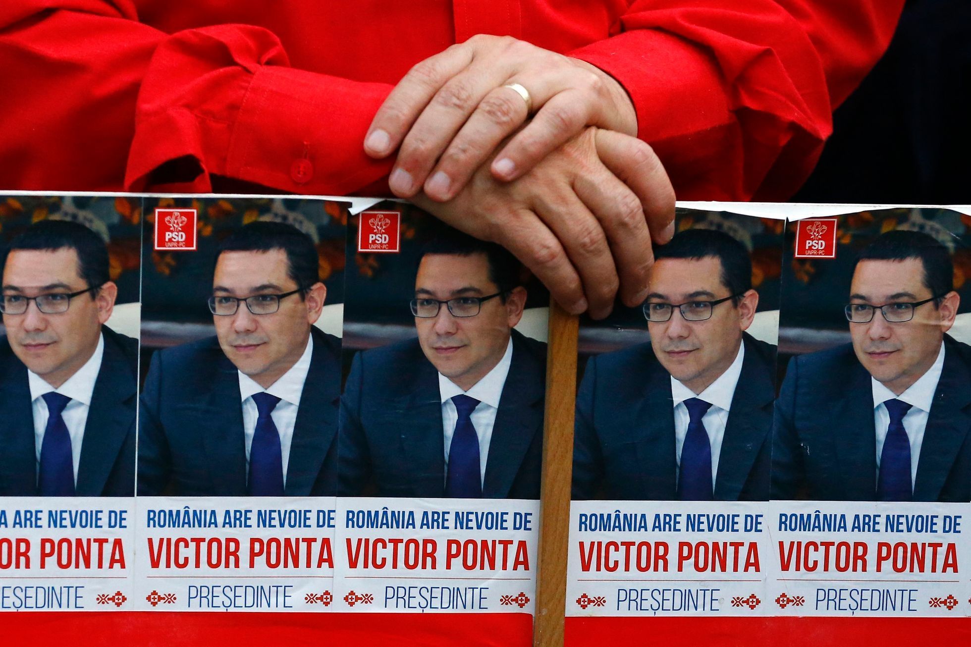 Záběr z předvolebního mítinku rumunského premiéra Victora Ponty.
