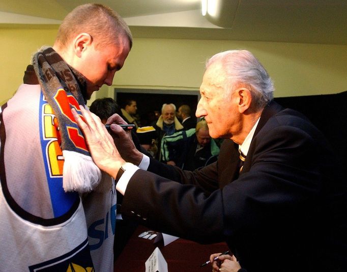 Dnes 20. 3. 2020 zemřel legendární český hokejista a tenista Vladimír Zábrodský