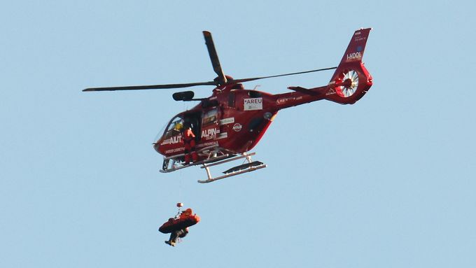 Gino Caviezel zavěšený po záchranářskou helikoptérou po vážním pádu v super-G v Bormiu