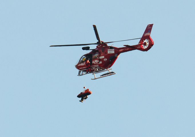 Gino Caviezel zavěšený po záchranářskou helikoptérou po vážním pádu v super-G v Bormiu