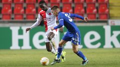 Abdallah Sima a Luke Thomas v prvním zápase 2. kola EL Slavia - Leicester