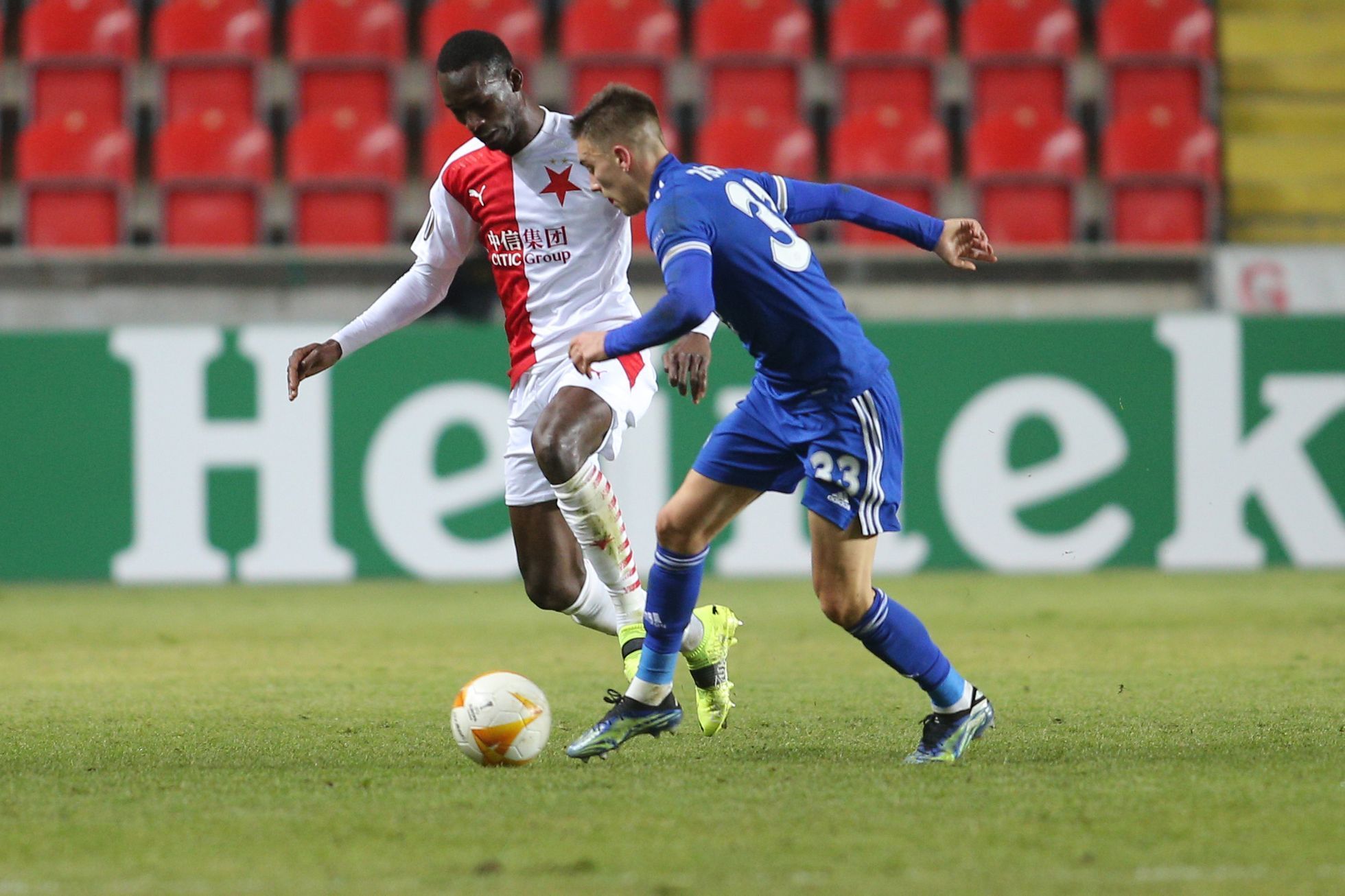 Abdallah Sima a Luke Thomas v prvním zápase 2. kola EL Slavia - Leicester