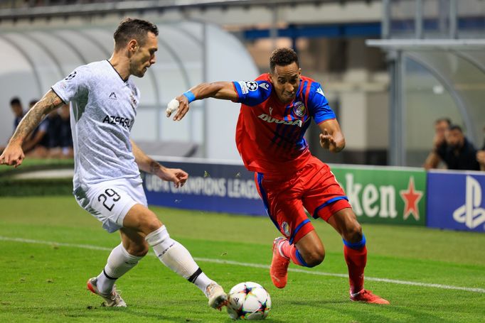 Marko Vešović a Jhon Mosquera v odvetě 4. předkola LM Plzeň - Karabach