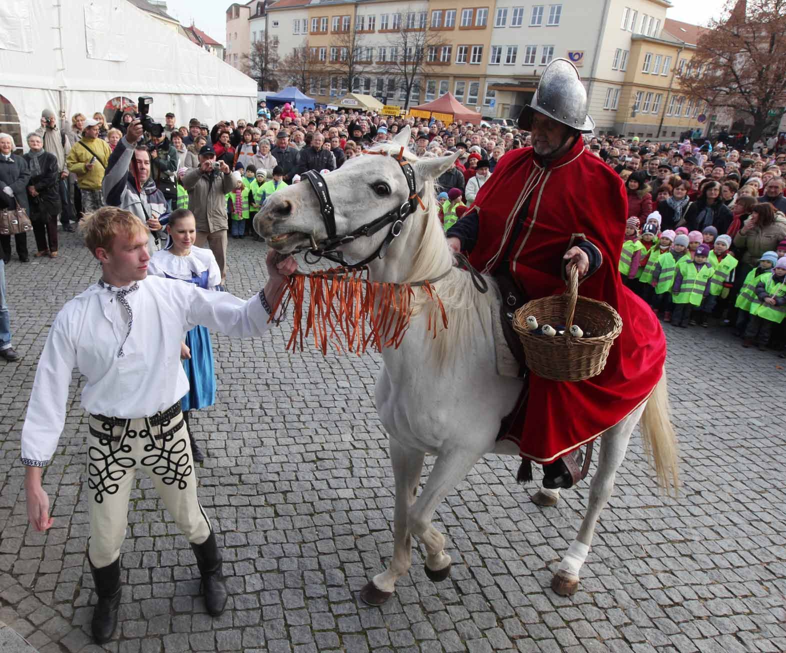 Svatý Martin přivezl k požehnání letošní mladá vína