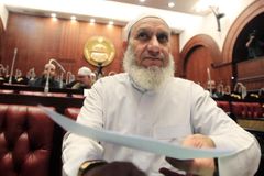 Bratrstvo chce zklidnit Egypt, kvapem schválilo ústavu