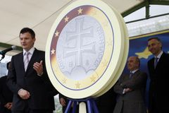 Slováci kvůli přechodu na euro nosí úspory do bank