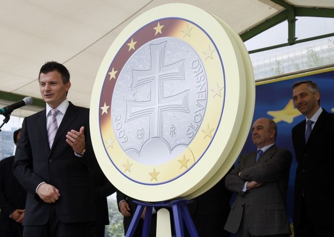 Slovenský ministr financí Ján Počiatek s eurem