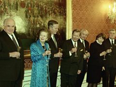 Václav Havel při oslavách desátého výročí listopadové revoluce se státníky, které tehdy na Pražském hradě ocenil vyznamenáním.