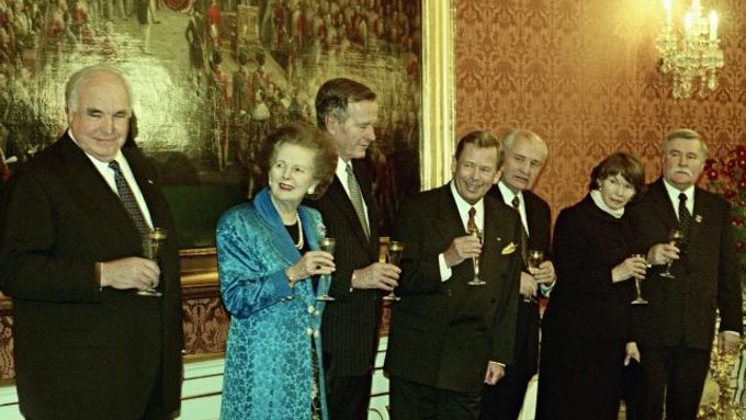 Z předávání vyznamenání světovým politikům, kteří se zasloužili o pád železné opony, na Pražském hradě v roce 1999.