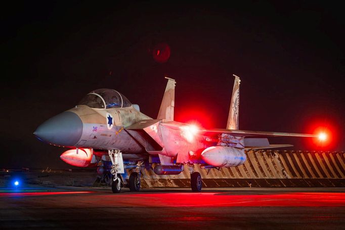 Izraelský letoun F-15 startuje během íránského bombardování.