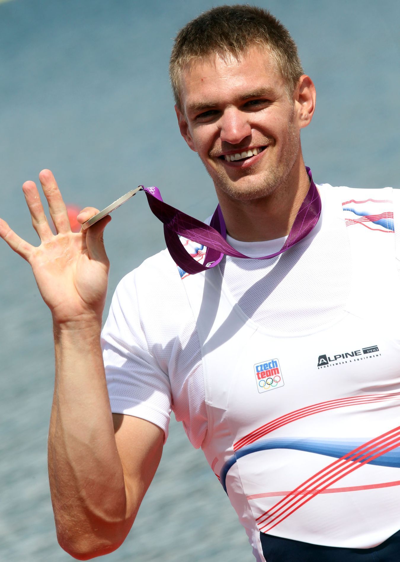 Český veslař Ondřej Synek slaví stříbro v závodu na 2 kilometry během OH 2012 v Londýně.