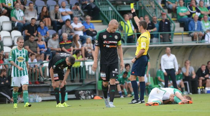 Sl, Bohemians 1905-Příbram: Matěj Končal (Příbram) dostává žlutou kartu od rozhodčího Martina Nenadála