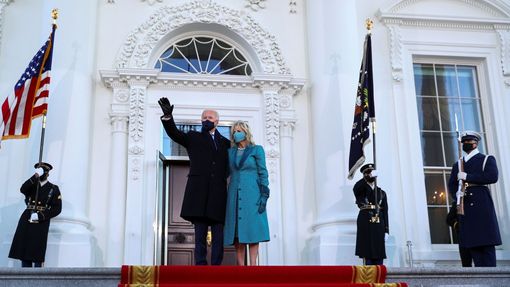 Joe Biden s manželkou Jill před vchodem do Bílého domu.
