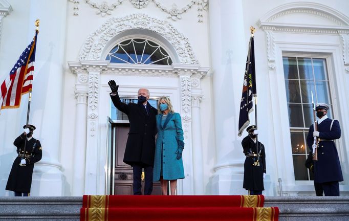 Joe Biden s manželkou Jill před vchodem do Bílého domu.