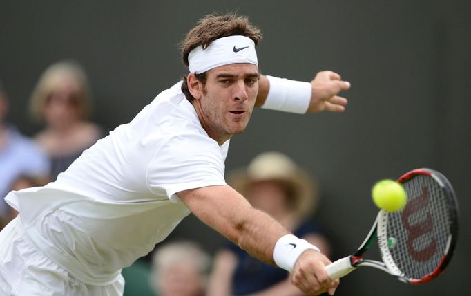 Argntinský tenista Juan Martín Del Potro bekendem vrací míček Nizozemci Robinu Haasemu v 1. kole Wimbledonu 2012.