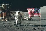 Harrison Schmitt u americké vlajky vedle místa dosedu.