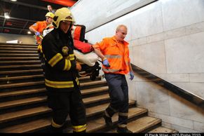 Žena skokem pod metro zastavila na hodinu provoz